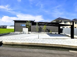 住宅のサッシ色（ブラック）と合わせたフレームを選ぶことで、建物全体に統一感が生まれます。
