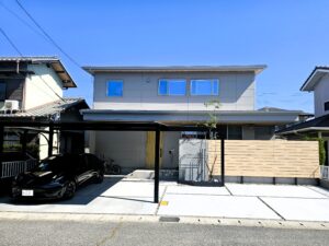 お家の外観に美しく調和する、スタイリッシュなカーポートの施工事例。雨の日も快適です。