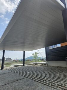 屋根材はスタイリッシュなアルミ屋根を採用。日差しから愛車を守ります。